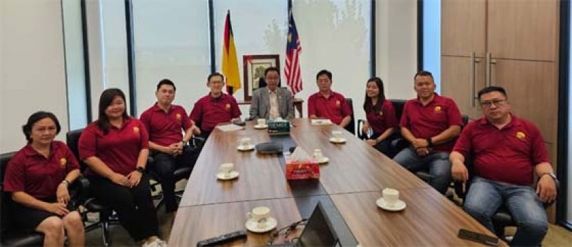 婆罗洲妈祖文化节庆典筹委礼貌拜会砂旅游、创意产业和表演艺术部部长拿督斯里阿都卡林（中）；右4是大会主席许义华；左3起为筹委主席马可倧、总策划薛华东等人。