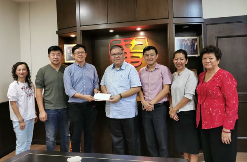 砂人联党古晋支部浮罗岸区潜能候选人黄廉欢（左3）移交邀请函予黄文彬集团董事拿督黄国辉(中)，左起为古晋支部执委曾瑞聪、宣教秘书陈玮政、另一位潜能候选人杨严彬、支部妇女组主席林春燕及妇女组秘书甲必李碧贞。