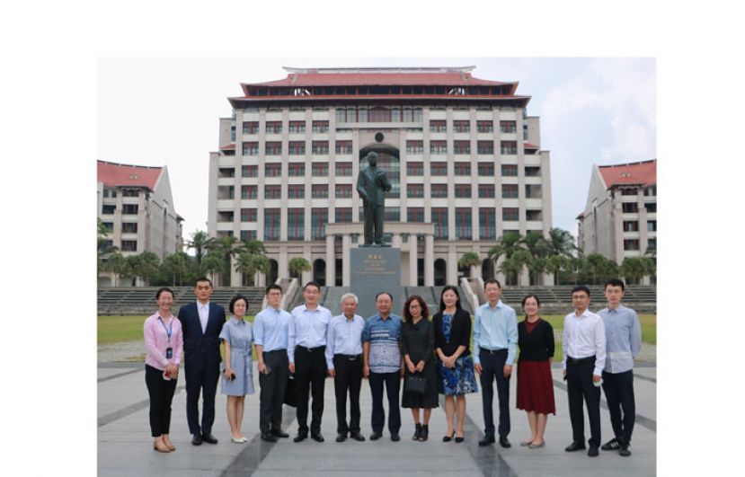 中国驻马大使欧阳玉靖（中）访问厦门大学马来西亚分校。（图取自中国大使馆脸书）