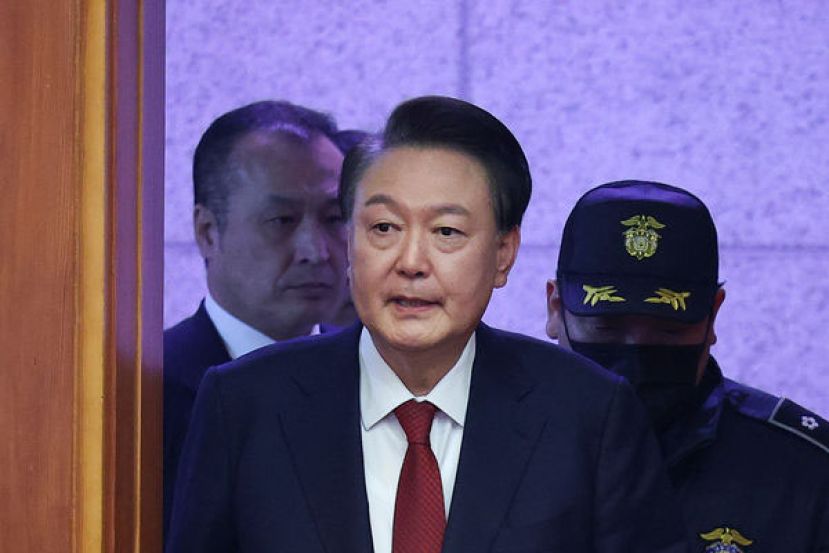 公调处决定将尹锡悦以涉及内乱等罪移交检方，并要求起诉。