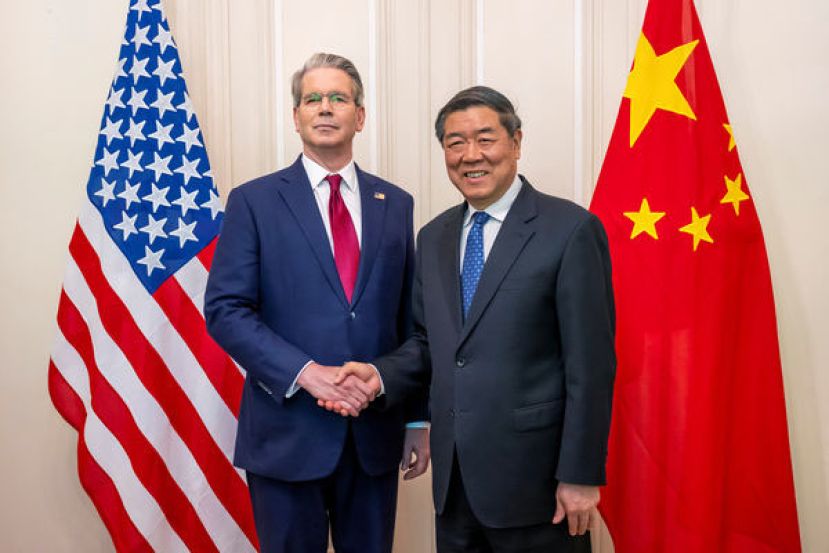 中国国务院副总理何立峰（右）与美国财政部长贝森特。