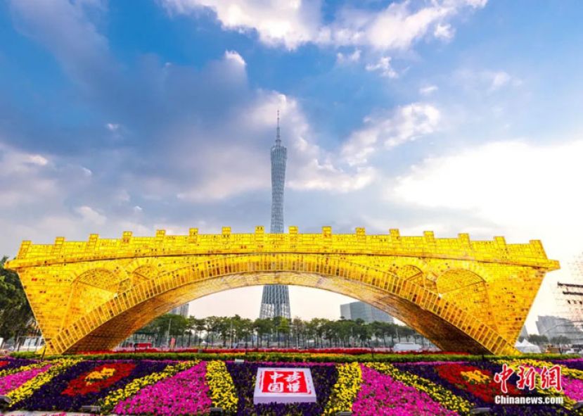 雕塑《丝路金桥》。