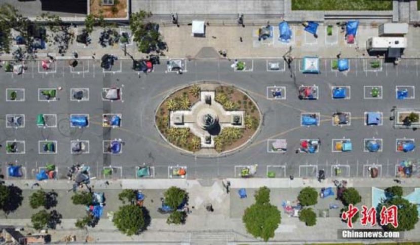 近期，美国旧金山在市政厅对面建起一个无家可归者营地，并在营地中画出数十个方框，确保无家可归者保持“社交距离”。图为5月28日航拍该处无家可归者营地。