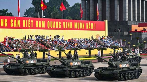  参与阅兵的队伍向台上贵宾敬礼。