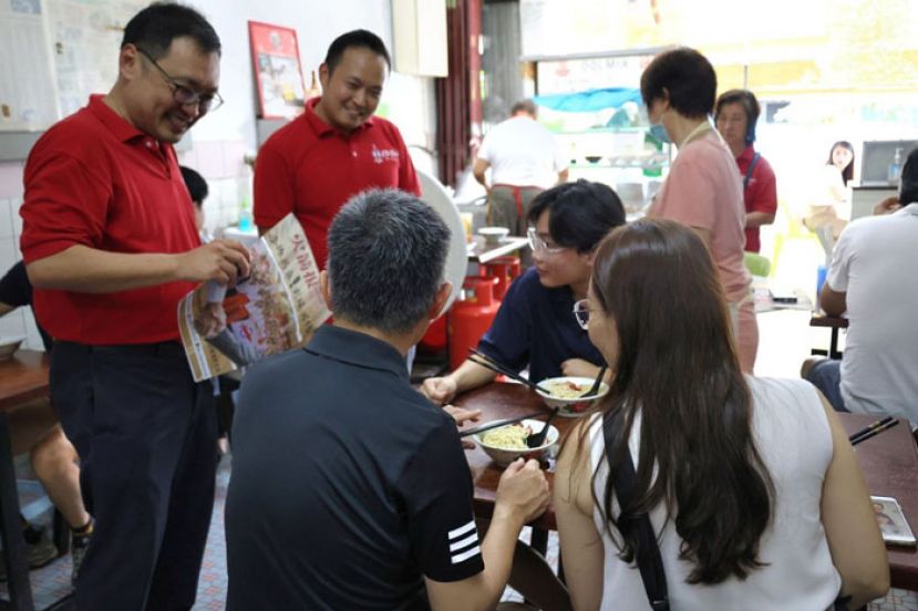 实旦宾区国会议员兼浮罗岸区州议员张健仁昨日趁着周末空挡，率领其团队走访亚答街及青山道一带，与当地的商家和民众近距离接触，向民众和商家销售《火箭报》。
