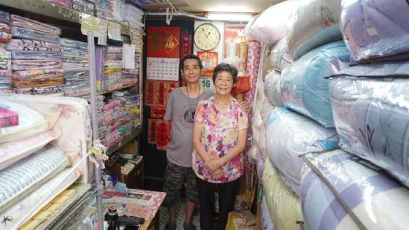 梁太年轻时会在店中或家里以磨盆打棉被，一个月才打到两张 。