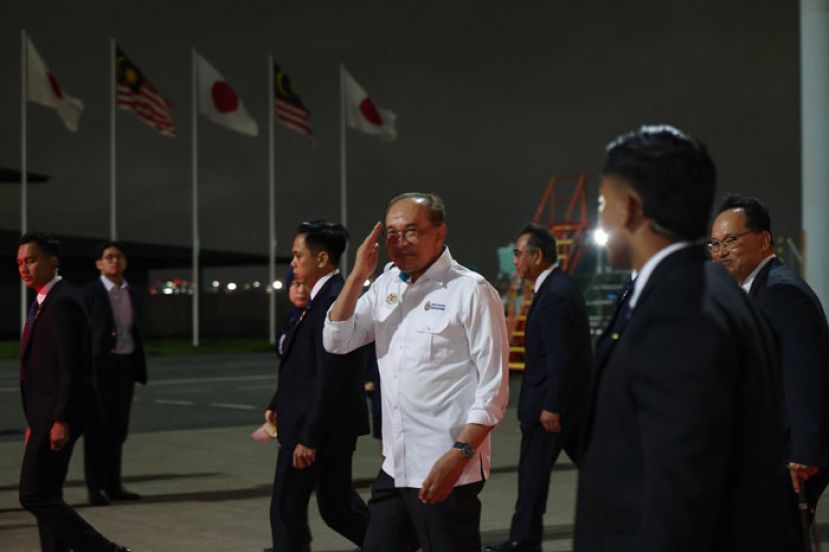 首相安华抵达日本羽田机场。