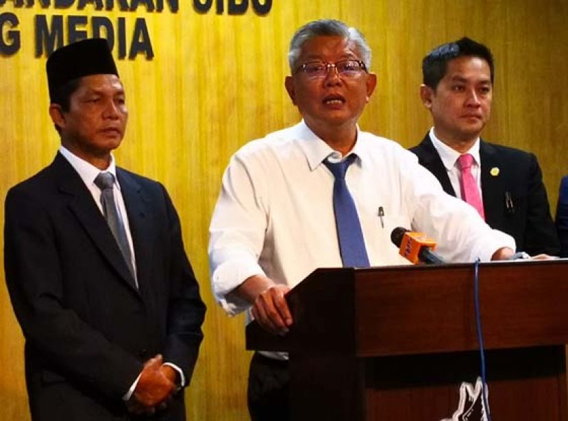 诗巫市议会主席丁永豪（中）向媒体发表谈话。