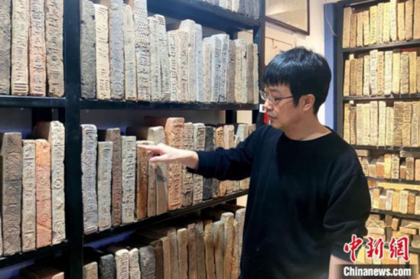 谢涛介绍陈列的古砖。