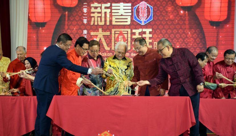 美里省华总“2020庚子鼠年新春大团拜”上，众嘉宾进行捞生，左起砂华总会长拿督黄良杰、砂交通部长拿督李景胜、首长阿邦佐哈里、州元首敦泰益、美里华总会长吴健平及筹备会主席古志明。