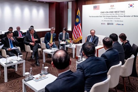 首相安华在首尔与韩国大型企业领导交流。