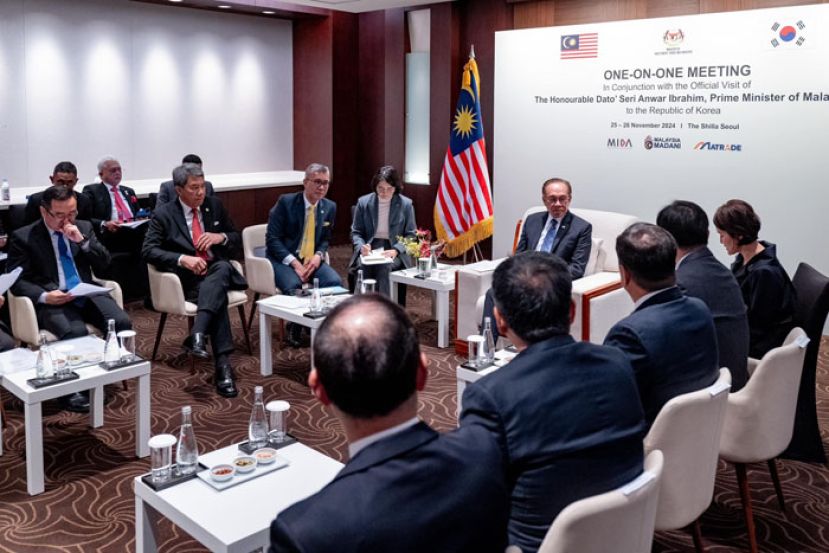 首相安华在首尔与韩国大型企业领导交流。