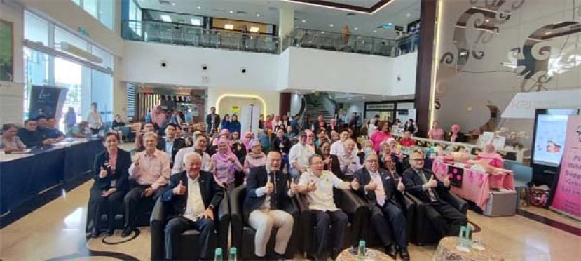 出席古晋专科医院开放以及启用全新的肿瘤日间护理服务推展礼的合影。