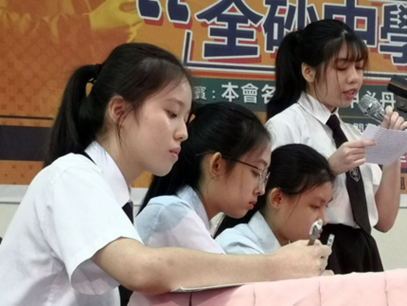 四中辩手，(右起)是主辩韩芳怡，第一主辩黄楚茵，第二助辩徐芷芯，结辩黄康宁。