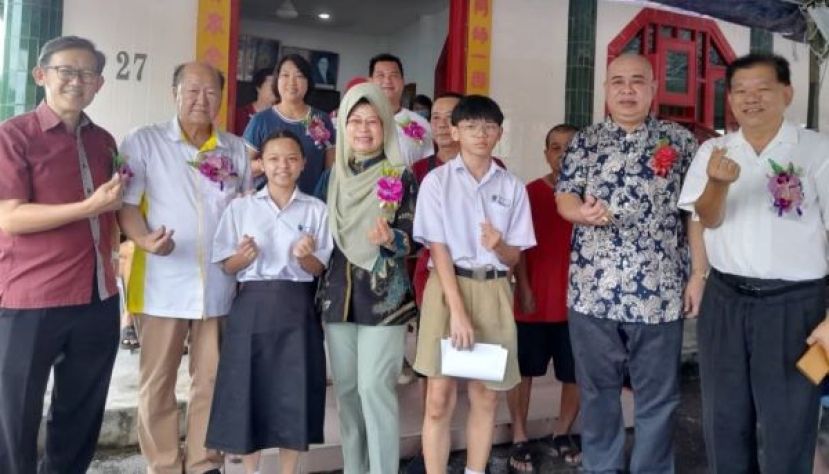 拿督斯里法蒂玛陈赛明（左4）过问面对经济问题三名独中生家境情况。左起为薛华东、黄国远，右起是陈中兴、吴豪忠；后排为李友君伉俪。