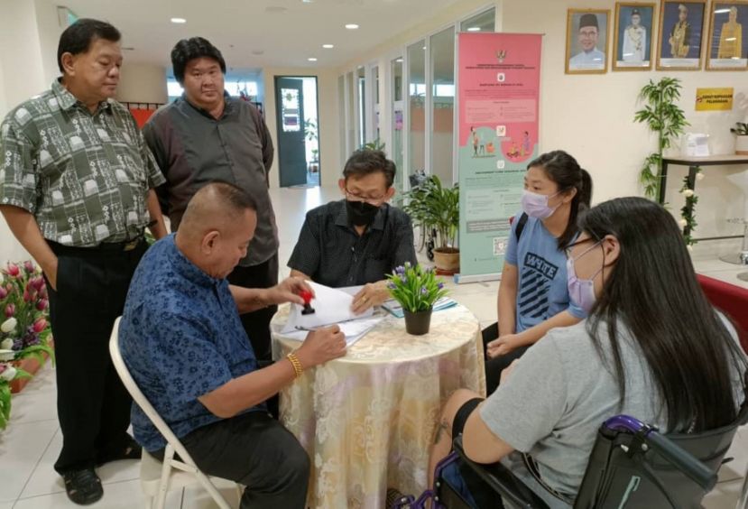 甲必丹林传政（坐者左起）、人联党峇都林当支部主席薛华东为不幸受顽疾缠身姐妹花重新申请福利部按月援助金；站者左起为该支部副宣教陈中兴，该姐妹花兄长余自嶔。