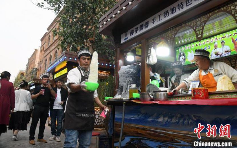 &ldquo;汗巴扎&rdquo;夜市上商户制作刨冰酸奶。