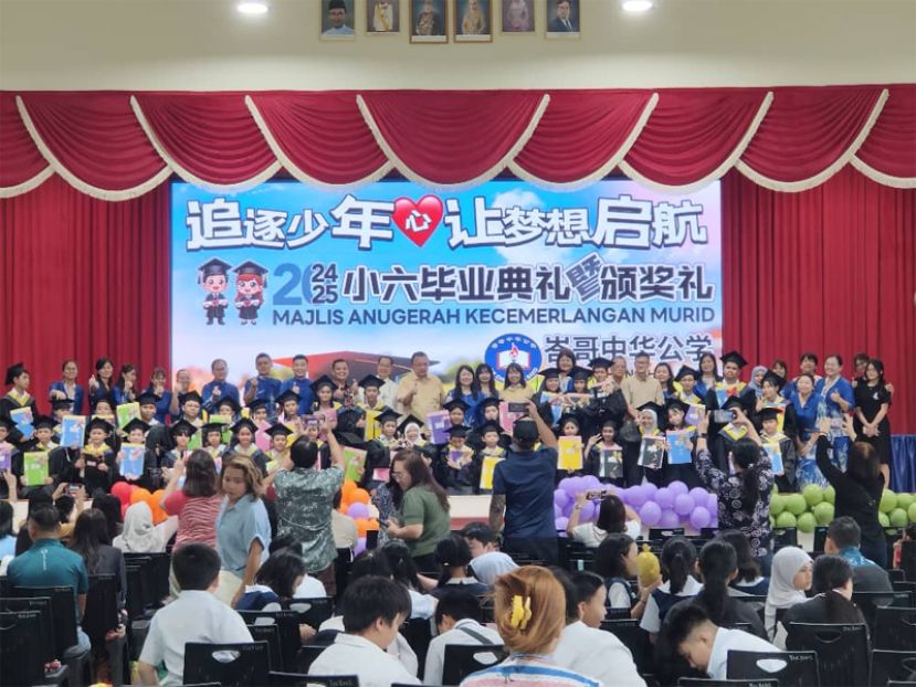 全体毕业生与老师们的大合照。