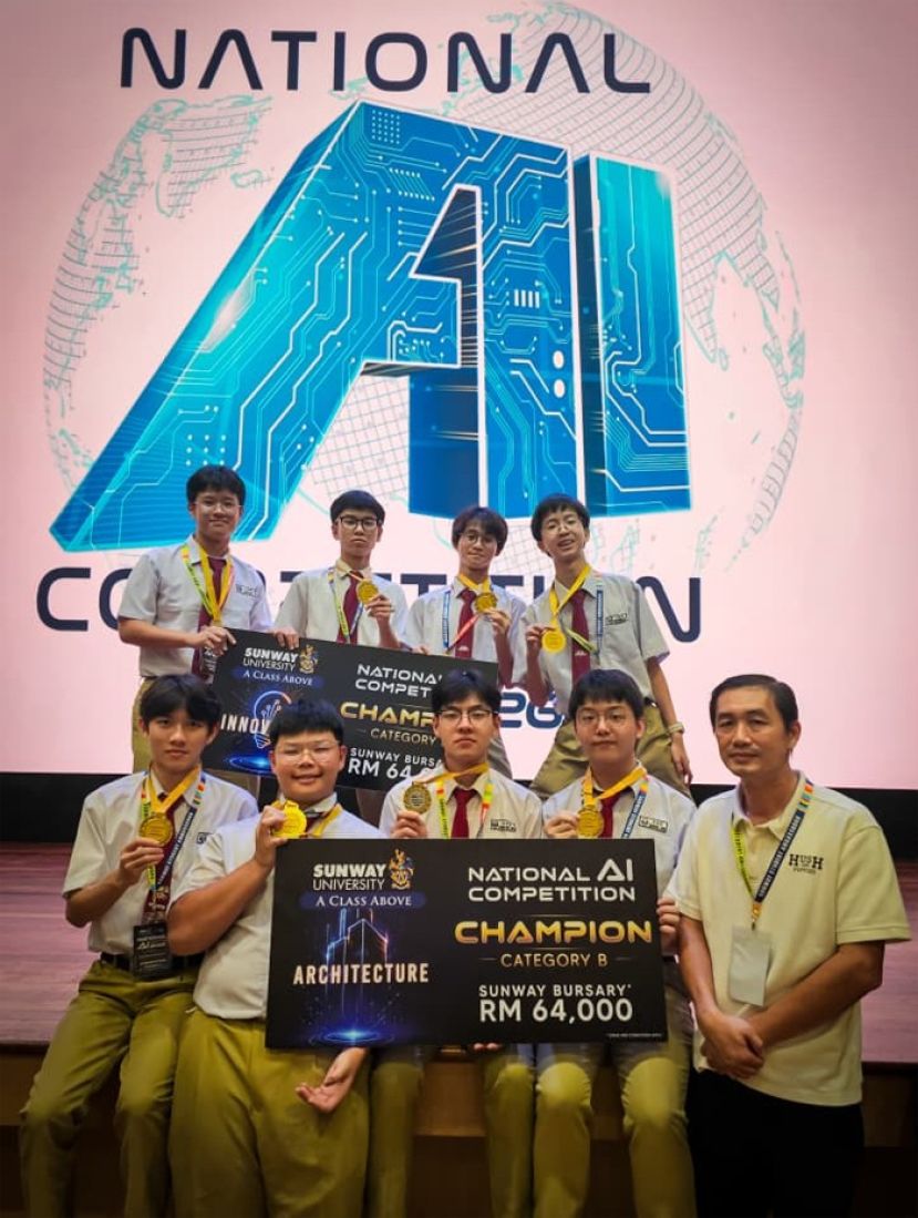两支荣获金奖的一中学生团队与指导老师于颁奖典礼现场合影留念。前排右起为李健狮老师、吴奕凯、江伟铭、沈星弘及黄俊凯同学；后排右起为卢俊喜、何志宇、章昭诚及叶雨泽同学。
