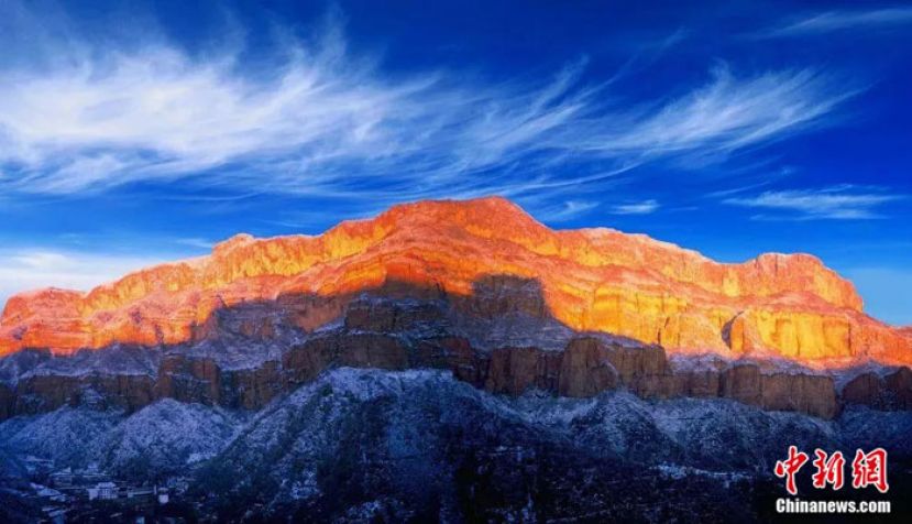 中国三大砂岩地貌奇观石家庄嶂石岩地貌。