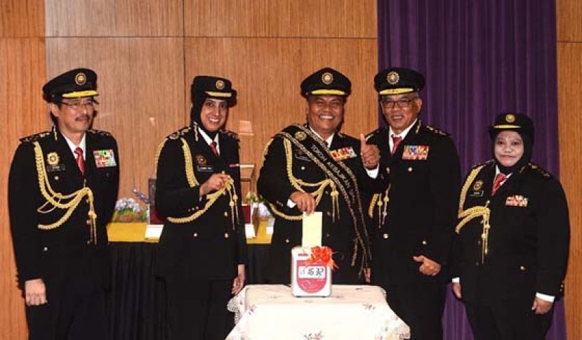 “再见，反贪会！”在反贪会服务36年的反贪会扎阿法（中）于本月20日荣休，反贪会周五特为他举行欢送会，同时也宣布新任副主席人选拿督祖妮芭（右）。左起为阿占巴基、拉蒂花及三顺。