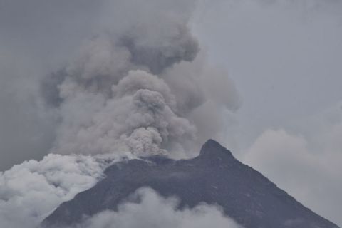 勒沃托比拉基拉基火山1月喷发画面。