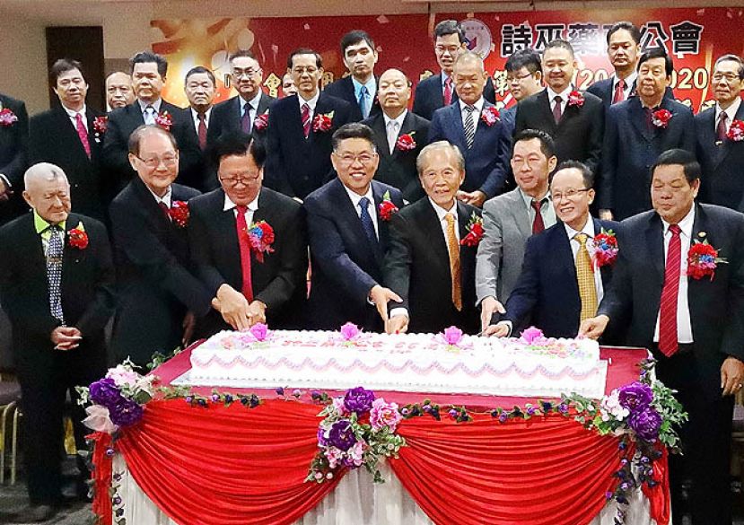 拿督张泰卿（右4）诗巫药商公会主席黄德庆（左4）、大马医药总会会长丁家骅（左2）、筹备会主席周为栋（右3）等嘉宾共切诗巫药商公会创会66周年纪念蛋糕。
