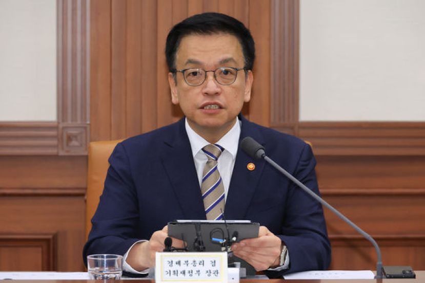 崔相穆也宣布请辞。
