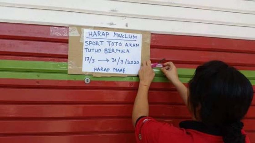 多多博彩在销售站贴出暂停营业布告。