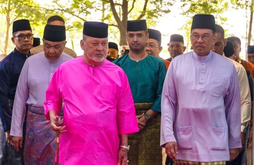 国家元首在首相安华陪同下出席伊斯兰历新年全国庆典。