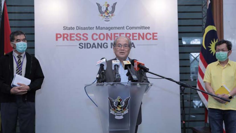 砂灾难管理委员会主席拿督阿玛道格拉斯（中）主持新闻发布会。