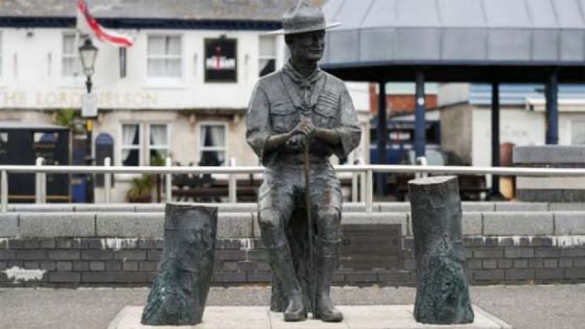 位于普尔市码头的贝登堡雕像。