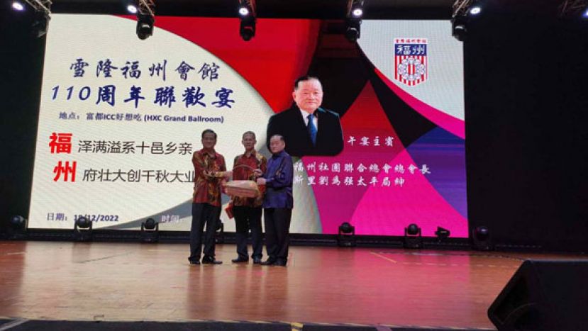 大会主席俞贵狮（左）颁发水果礼篮予主宾拿督斯里刘为强太平局绅时摄。中为筹备会主席李周华。