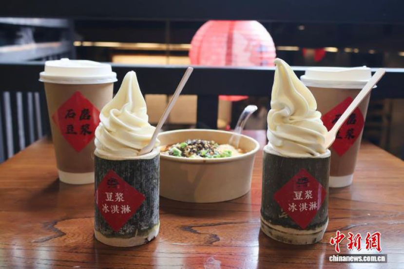 浙江衢州廿八都餐桌上的豆浆和豆浆冰淇淋。
