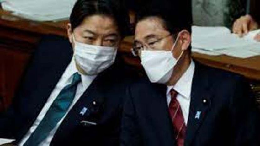 日本首相岸田文雄（右）周一在国会与外长林芳正交谈。