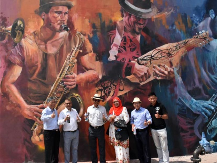 砂旅游、艺术、文化、青年与体育部长阿都卡林（左三）为古晋河滨酒店阿斯达娜新翼一幅古晋河滨爵士音乐节的壁画主持推展礼，右一;为壁画家萧全成。