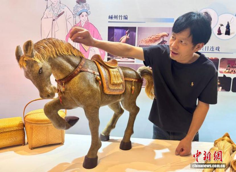 近日在浙江嵊州，嵊州竹编国家级代表性传承人吕成介绍他的竹编作品《青铜》。