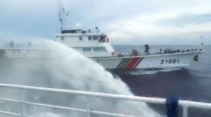 海上风波再起，菲称船只遭中国海警水炮击中，