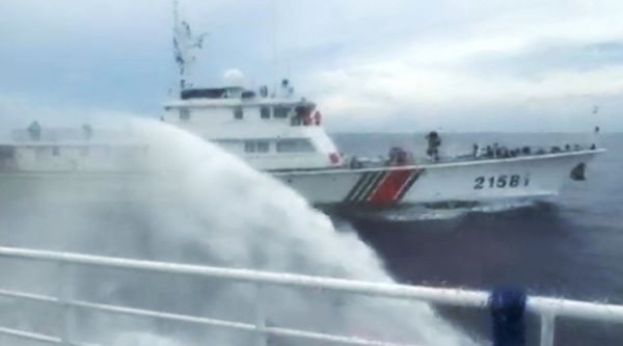 海上风波再起，菲称船只遭中国海警水炮击中，