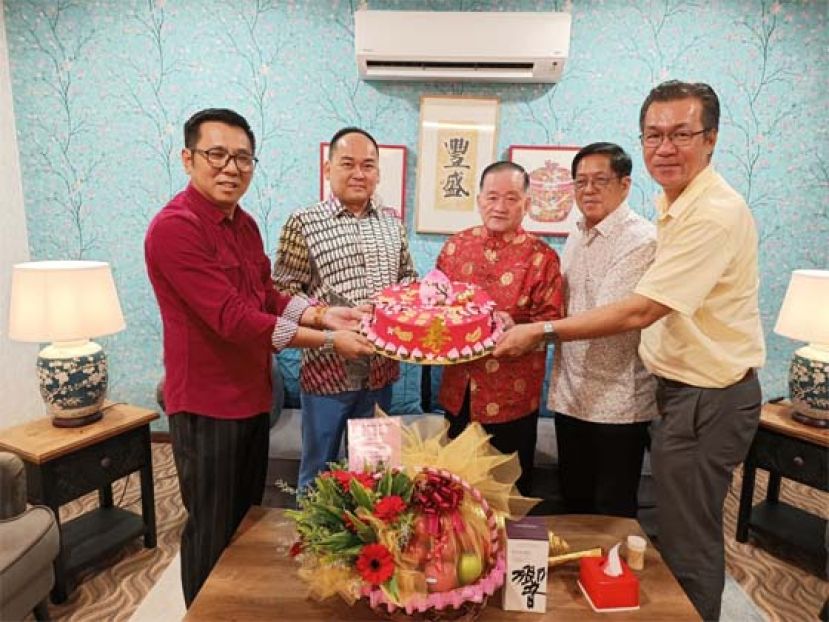 天猛公拿督陈如飞(右二)、拿督龚财兴(左二)、叶耀星州议员(右一)及蔡传伟(左一)为拿督斯里刘为强太平局绅献上生日祝福时摄。
