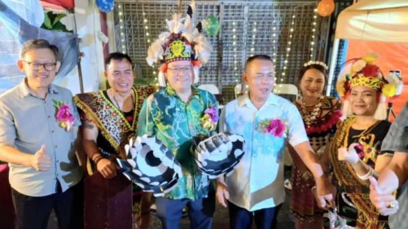 主宾世福执行长拿督斯里刘为强太平局绅的代表甲必丹拿督刘思乐（左3）与达雅民族舞蹈员合影。左4为第22届古晋缤纷文化庆中秋大会会长甲必丹林传政，右是顾问兼北市行政委员薛华东。