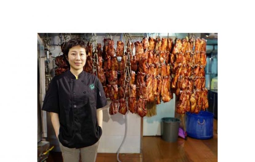 Sandy一介女厨可以立足烧味界，可谓巾帼不让须眉。她的烧味出品一洗业界陋习，不下味精、色素、硷水腌肉。