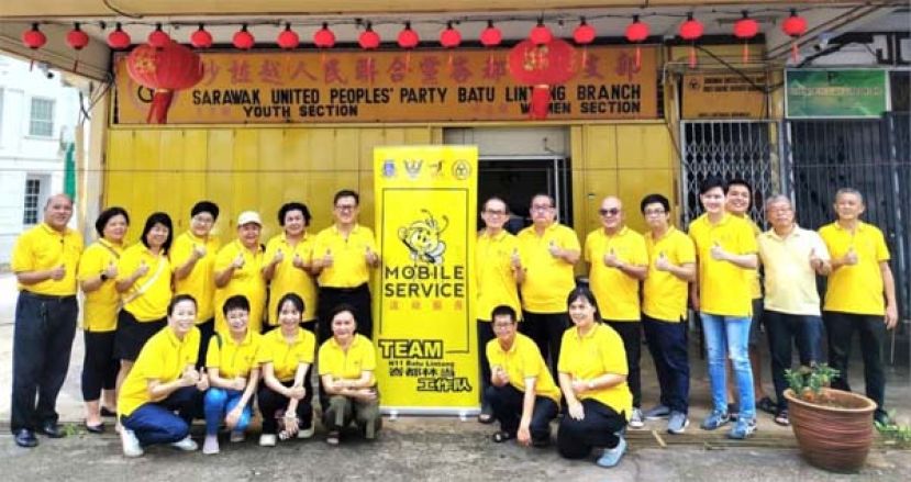 人联党峇都林当支部东哥团队积极为选区人民提供流动柜台服务。第二排左7为支部主席薛华东。