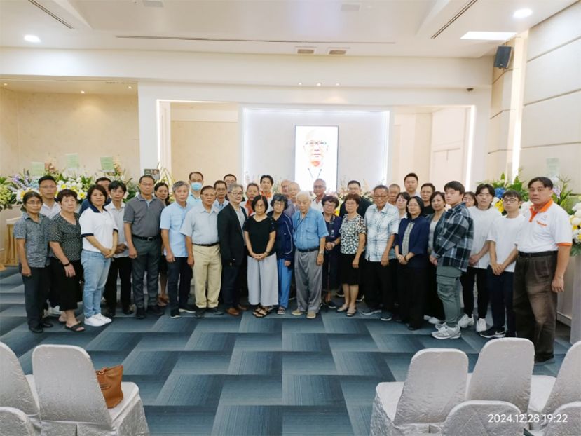 丧礼上大合照。