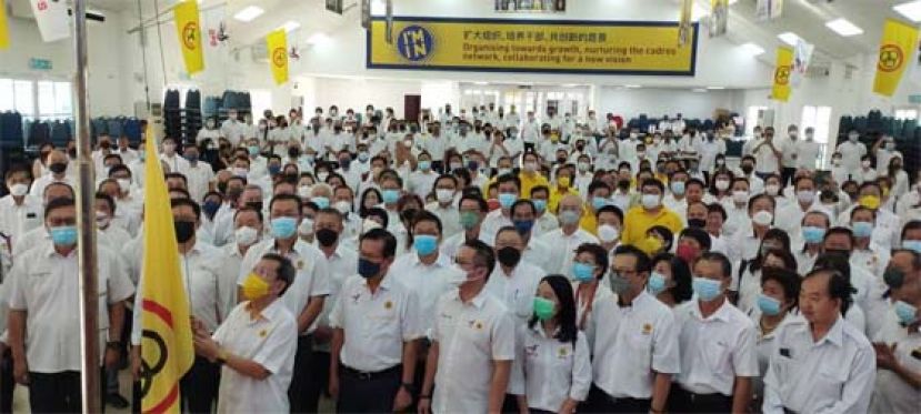 砂人民联合党主席拿督斯里沈桂贤为该党63周年党庆主持升旗礼时摄。