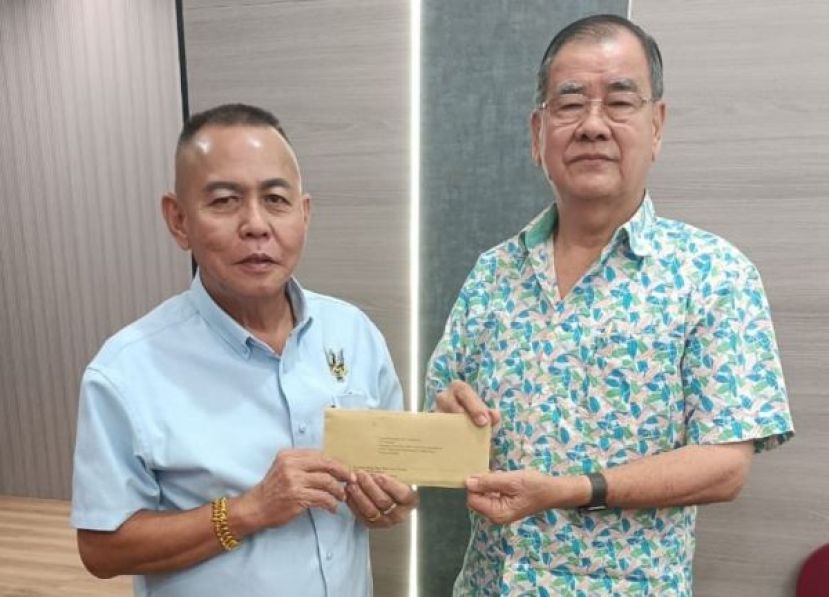 本年度“古晋文化缤纷庆中秋”大会主席甲必丹林传政（左）移交邀请函予古晋省民众团体联谊总会会长郑文新。