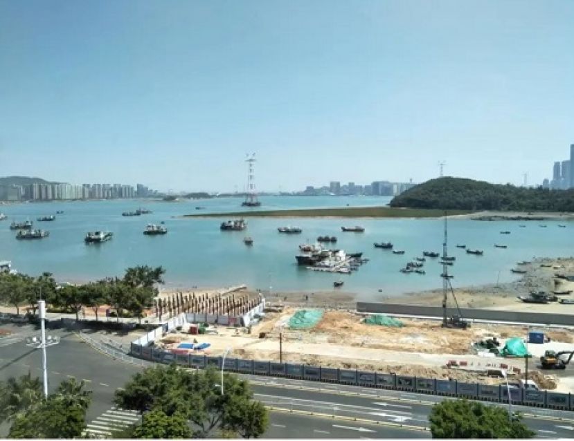 作者在隔离酒店阳台眺望窗外。