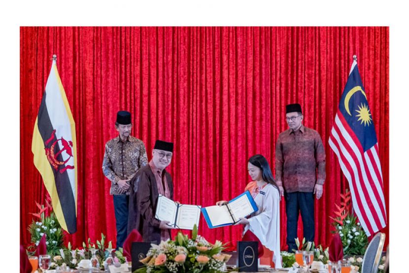 首相安华与汶莱苏丹博尔基亚见证两国部长交换备忘录。