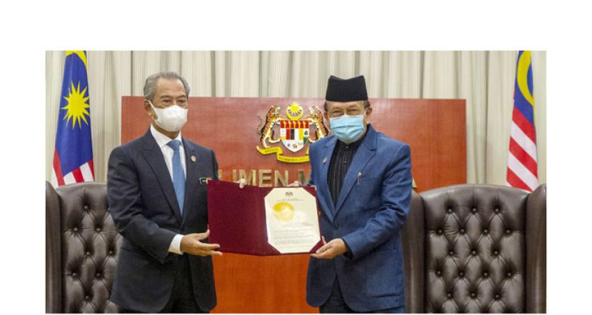 首相丹斯里慕尤丁(左)颁发委任状给反贪特委会主席丹斯里莱斯雅丁。