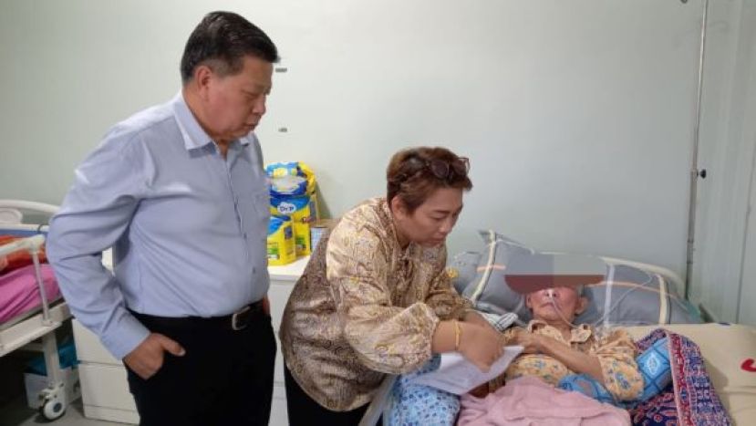 社险诗巫官员斯蒂芬妮（左2）到诗巫一疗养院为中风华裔妇女办理5年前身故未婚儿子及逝世25年丈夫两份终身抚恤金手续。左为砂医总会长江宗兴。